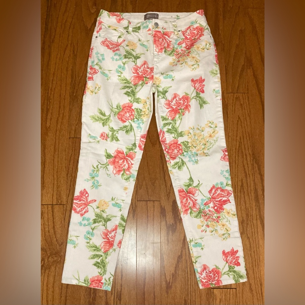 Chicos-‎ White pants with flower detailing Size 0